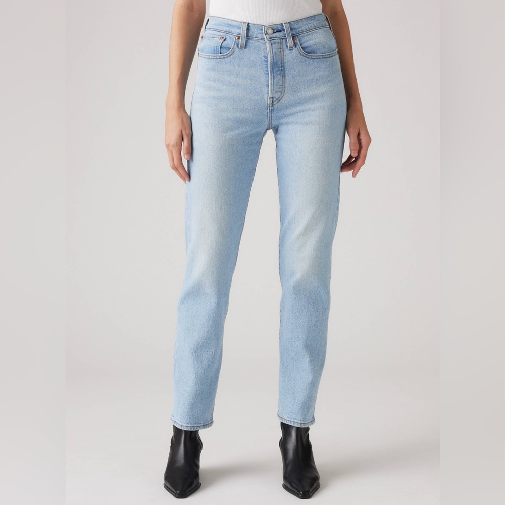 Levi’s Wedgie Fit Light Wash Denim Jeans, Size 26